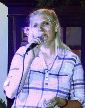 INTA BURNEIKA izpilda dziesmu “Likteņa sūtnis”.