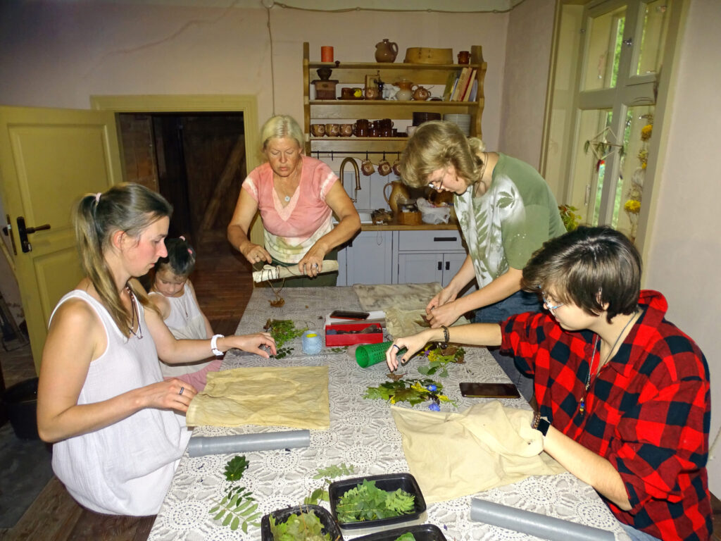 Keramiķe Daina Petere māca, kā no māla izveidot putniņus.
