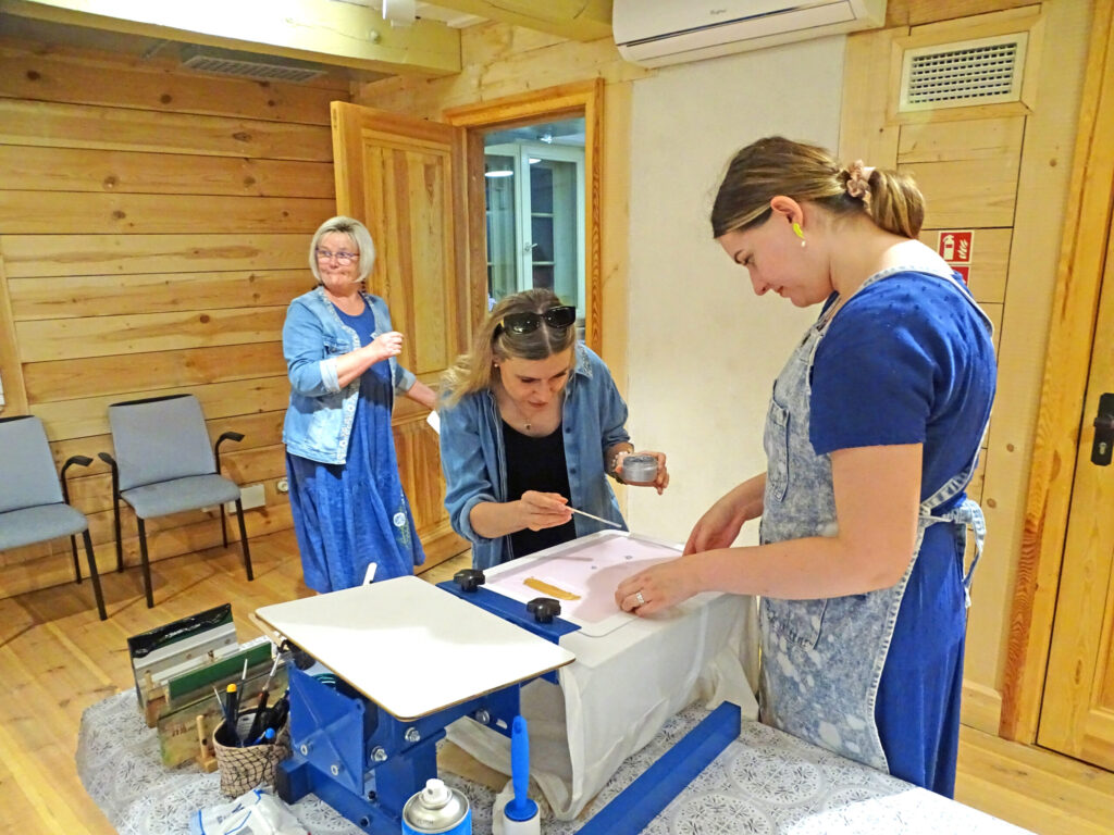 Vecpilsētas mājā darbojās sietspiedes darbnīca.