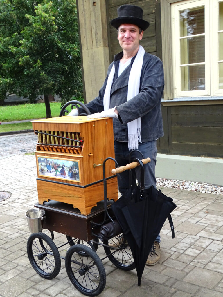 Par muzikālo pavadījumu gādāja leijerkastnieks, kuram izdevies ar leijerkastes skaņām aizdzenāt lietus mākoņus. “Man ir prieks atkal būt Jelgavā. Parasti atbraucu uz Pilsētas svētkiem. Vecpilsētas ielā esmu pirmo reizi, tāpēc šoreiz Jelgavu ieraugu citām acīm. Cilvēkiem patīk klausīties manis radīto mūziku, un daudzi vēlas kopā nofotografēties,” teic leijerkastnieks Gatis Grīnbergs no Rīgas.
