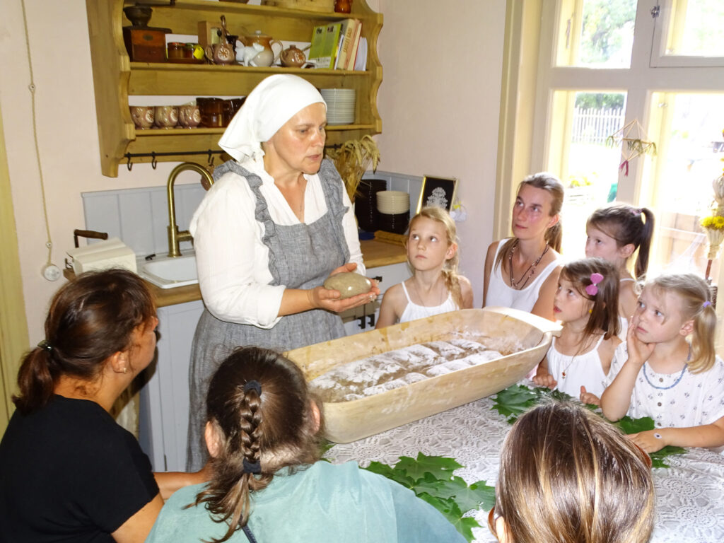 Iespēja apgūt maizes cepšanu pēc senču tradīcijām.