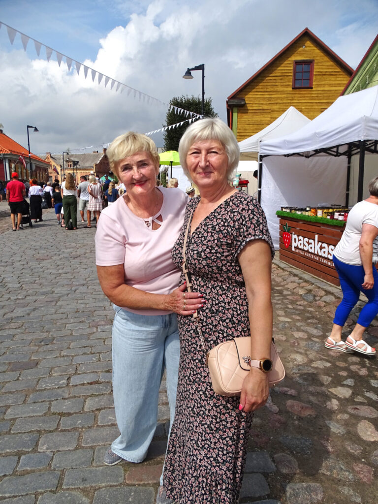 Radinieces Laima un Modra Vecpilsētas ielas svētkus cenšas apmeklēt katru gadu. “Jauki, ka Jelgavai tagad ir skaista sakopta vieta, kur svinēt svētkus un ne tikai. Nesen pie manis ciemojās draugi no Lielbritānijas, un arī viņiem te ļoti patika. Jelgava ciemiņiem no Londonas likās skaista, tīra un zaļa. Londona tāda nav – tur pilsētā daudzviet mētājas plastmasas pudeles un alus bundžas,” teic Modra.