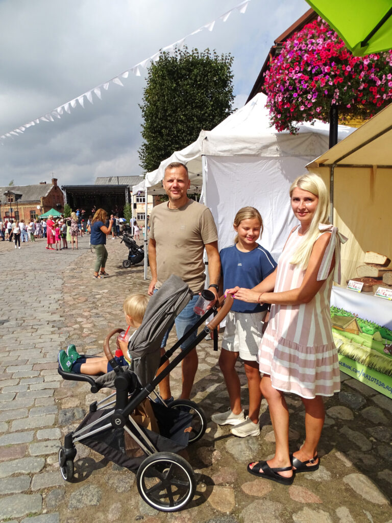 Marita, Māris ar bērniem Matīsu un Martu atbraukuši no Jelgavas novada Ozolniekiem. Paspēts jau izstaigāt tirdziņu un iegādāt našķus bērniem. Marita atzīst, ka pasākums ir omulīgs un jauks. “Pats fantastiskākais ir tas, ka šodien satikām daudz pazīstamu cilvēku, kurus nebijām sen kā redzējuši. Plānojam apmeklēt arī Piena, maizes un medus svētkus.”