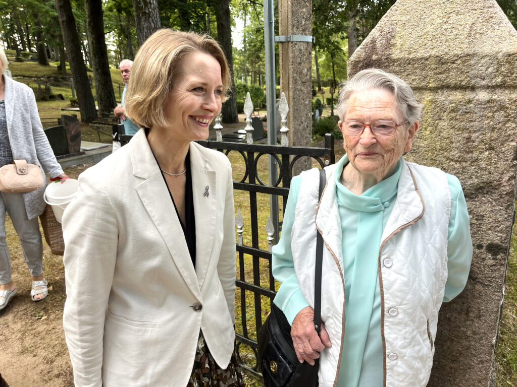 Vēstnieci Solveigu Silkalni (no kreisās) doties uz Eltišķiem rosinājusi Rasmas Balklavas grāmata “Aiz robežas”. 