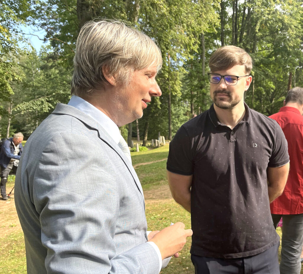 Eiropas Savienības institūciju darbiniekam Andrim Pētersonam (no labās), kura senči atdusas Eltišķu kapsētā, ir ko pārrunāt ar pašvaldības vicemēru Tomasu Martinaiti. 