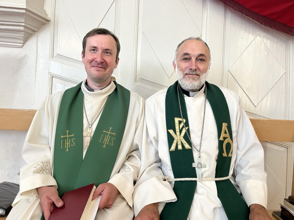 Mācītāji Jānis Tālums (no labās) un Jozs Mišeikis jau vairākus gadus kopīgi vada dievkalpojumus.  