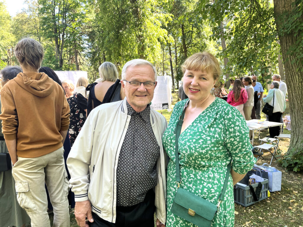 Jelgavā pazīstamie uzņēmēji Sandra Blūmane un viņas tēvs Rihards Blūmanis nāk no Lietuvas latviešiem. Tikšanās Eltišķos viņiem ir kā radu saiets. 