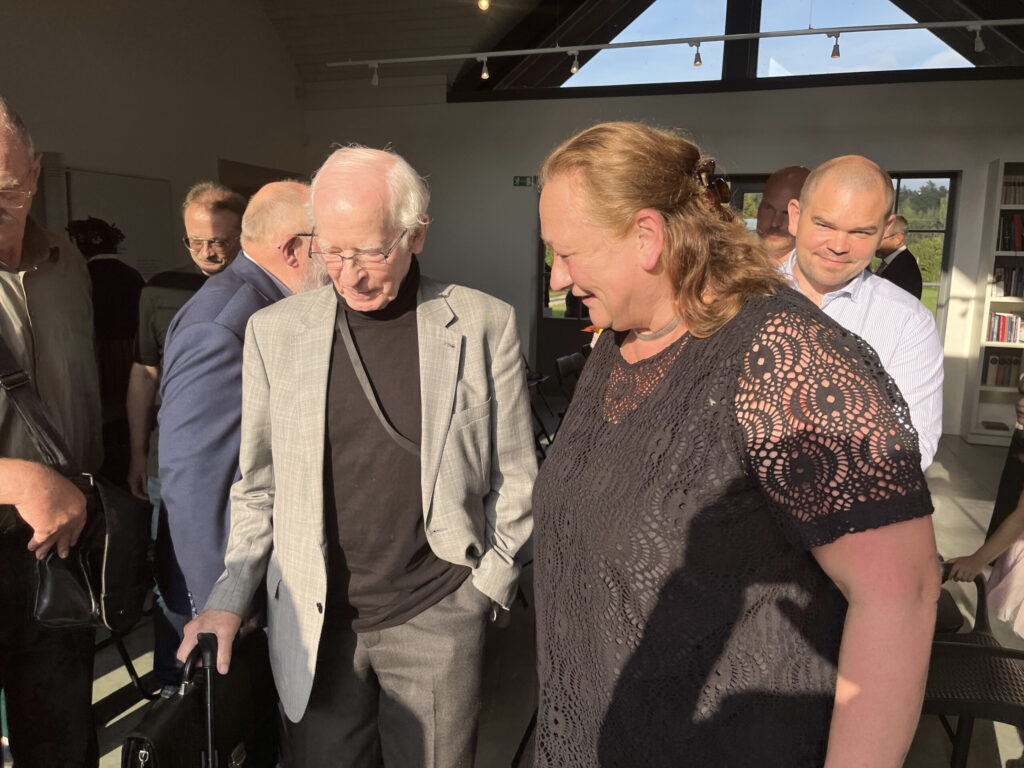 Sarunā publicists un grāmatu autors novadnieks Voldemārs Hermanis un Jāņa Čakstes mazmazmeita probācijas dienesta darbiniece Liene Frišenbrūdere. Lienes māte Aldona Tepfere astoņpadsmit gadu vecumā 1958. gadā kopā ar mīļoto draugu Leonu Reiteru (diriģenta Teodora Reitera dēlu), slepus saistoties ar PSRS vēstniecību, atgriezās okupētajā Latvijā un daudzus gadus strādāja Latvijas Radio, kur vadīja raidījumu zviedru valodā. Kad tika atjaunota Latvijas valsts, A. Tepfere sparīgi iesaistījās Zviedrijas–Latvijas sadarbības veicināšanā, tostarp strādāja par tulci Latvijas Valsts prezidentam Guntim Ulmanim. 