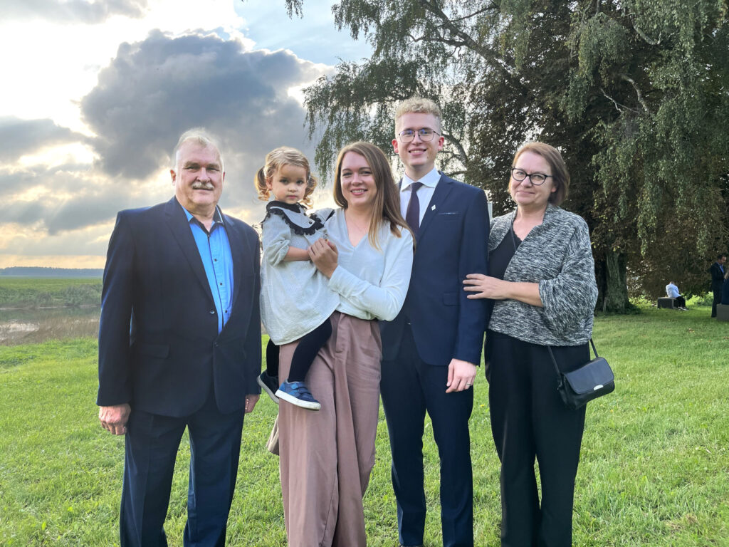 Jāņa Čakstes stipendijas konkursa laureāts Jānis Platacis kopā ar vecākiem Voldemāru un Lieni, kā arī māsu Lauru un māsas meitu Esteri.