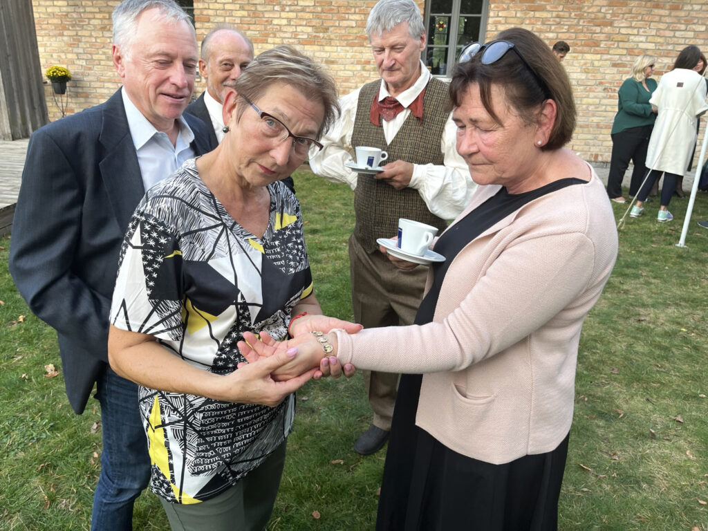 Auču saimniece Kristīne Čakste no krustmātes mantoto Justīnei Čakstei vīra dāvāto rokassprādzi rāda novadniecei Irēnai Paulovičai.