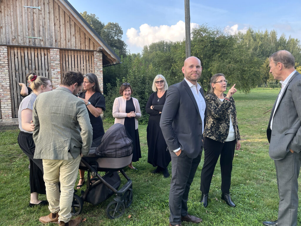 Čakstes dzimtas radu saime kopā ar mazo Mildiņu, kas guļ ratos un ir viena no jaunākajiem bērniem Čakstes dzimtā.    