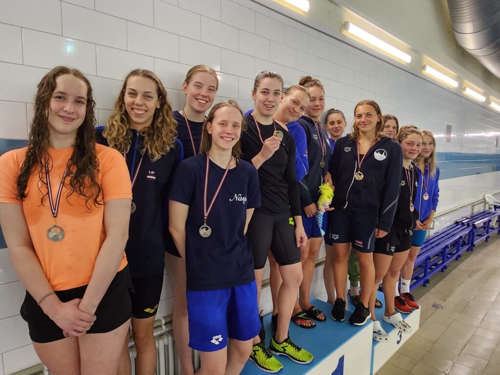 Pa kreisi JSPS sieviešu komanda