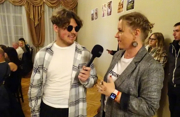 JAUNAIS REPORTIERIS Jurģis no Elejas intervē konkursa organizatori Ingūnu Pranku.