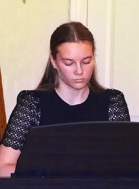 ZANE ZAKSA no Staļģenes konkursā uzstājas ar klavierspēli.