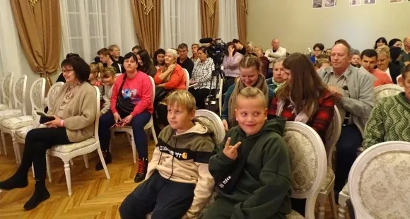 SKATĪTĀJI ar nepacietību gaida jauno talantu uzstāšanos.