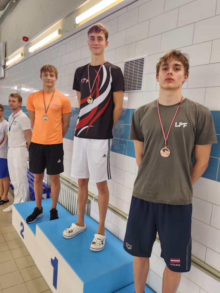 No kreisās K.Brenčs, N.Deičmans