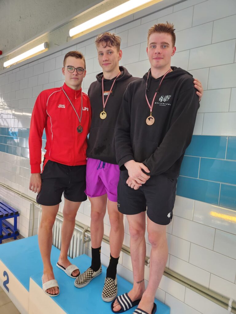 Pa kreisi M.Kaktiņš