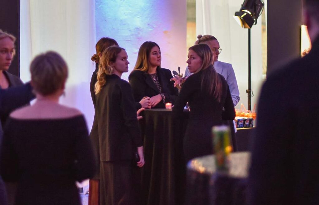 "FS Jelgava" sieviešu komandas futbolistes vakartērpos