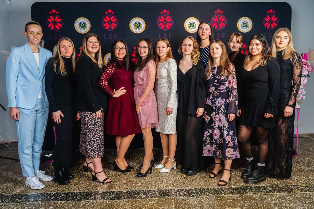 "FS Jelgava" sieviešu komandas futbolistes svinīgā sezonas noslēguma pasākumā.