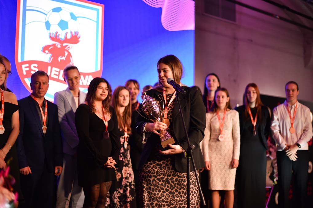 "FS Jelgava" sieviešu komandas kapteine Keitija Daukšte ar 1. līgas 3. vietas kausu rokās