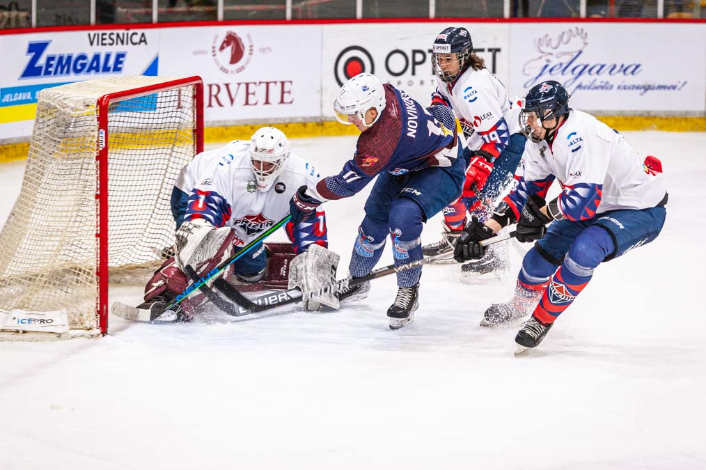 Uzbrucējs Aleksandrs Novikovs uzbrukuma smailē
Autors: Foto: Ruslans Antropovs