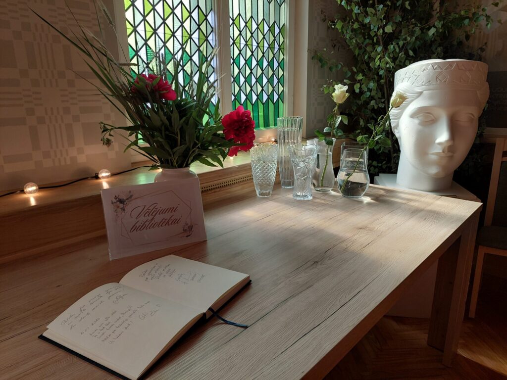 Ikviens simpozija apmeklētājs bija laipni lūgts bibliotēkas 105. dzimšanas dienā ierakstīt vēlējumu jubilāres viesu grāmatā.