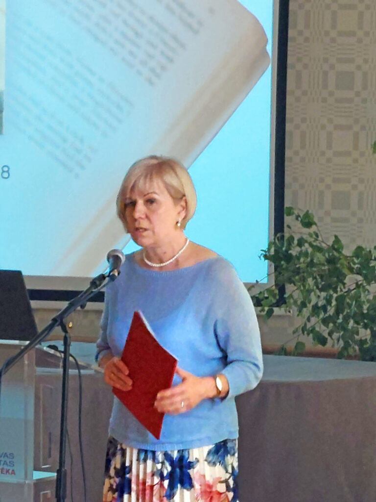 Jelgavas pilsētas bibliotēkas novadpētniece Andra Poota simpozija dalībniekiem stāsta par iestādes vēsturi.