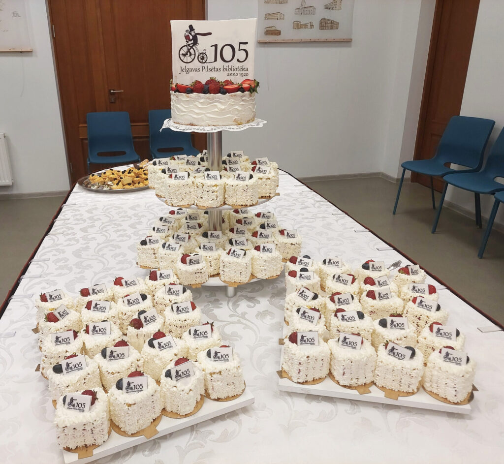 Simpozija noslēgumā visi tā viesi tika laipni aicināti uz dzimšanas dienas kūku.