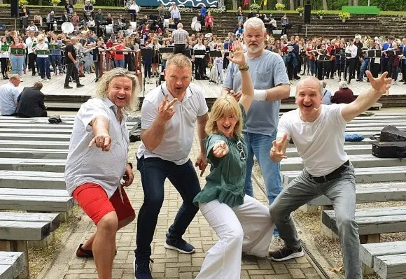 PŪTĒJU ORĶESTRA lielkoncerta darba grupa ieskaņas koncertos. Elīna Apsīte – vidū.