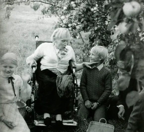 PAGĀJUŠĀ GADSIMTA astoņdesmito gadu sākumā pie Jettes Užānes ciemojas Jelgavas dramatiskā kolektīva bērni.