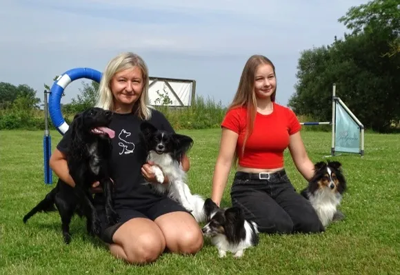 SANITA ar meitu Noru un suņiem Šilu, Cecīliju, Kroko un Lesiju.