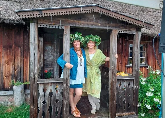 ELĪNA APSĪTE (labajā pusē) kopā ar koleģi Ingu Krišāni skolēnu digitālo dziesmu svētku laikā.