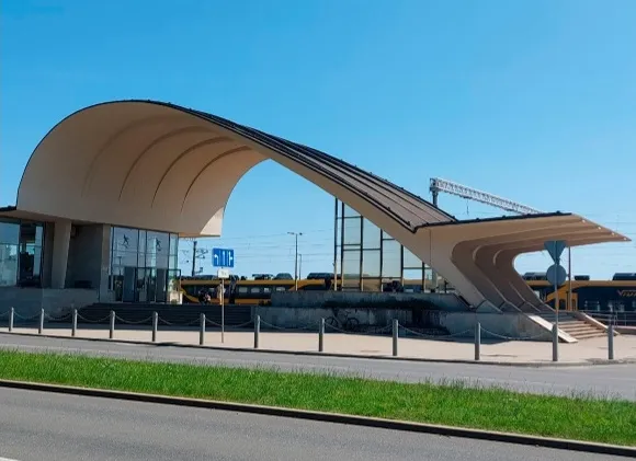 KAD ESAT nonācis vietā, kur Lielupe Rīgas jūras līcim atrodas vistuvāk, zināt, ka šeit ir Dubulti ar dullajiem rakstniekiem un vairākām Aspazijas piemiņas vietām. Attēlā – Dubultu dzelzceļa stacija.