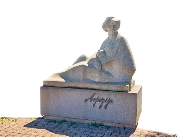 TREŠĀ ASPAZIJA, pareizāk sakot, tās piemineklis, atrodas ielas pretējā pusē Dubultu Rakstnieku namam.
Turpat arī Aspazijas māja, kas mūsdienās ir muzejs.