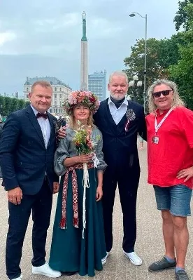 2023. GADA dziesmu svētkos Elīna Apsīte (otrā no kreisās) kopā ar pūtēju orķestra lielkoncerta māksliniecisko vadītāju Jāni Reteno, asistentu virsdiriģentu Tomasu Kokamegi un projekta vadītāju Armanu Leimani.