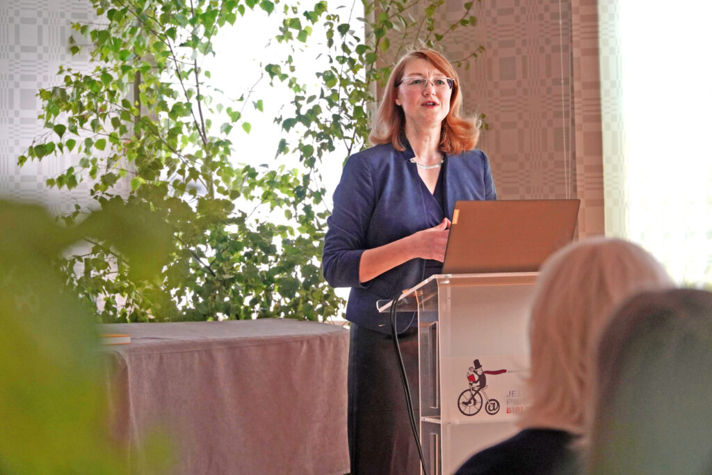 Latvijas Nacionālās bibliotēkas Speciālo krājumu departamenta direktore Marika Selga atgādināja, ka Aspazija bija cilvēks, kurš ar savu piemēru spēja iedvesmot ne tikai savas laikabiedres, bet arī ļaudis mūsdienās. Foto no JPB arhīva