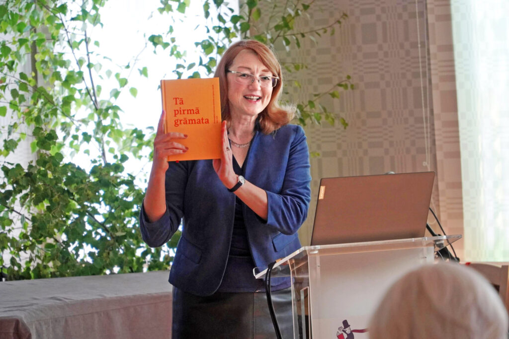 Marika Selga uz bibliotēkas dzimšanas dienu atdevusi dāvanu – grāmatu “Tā pirmā grāmata. Nozīmīgākie izdevumi latviešu un igauņu valodā 1525 – 1918”. Foto no JPB arhīva