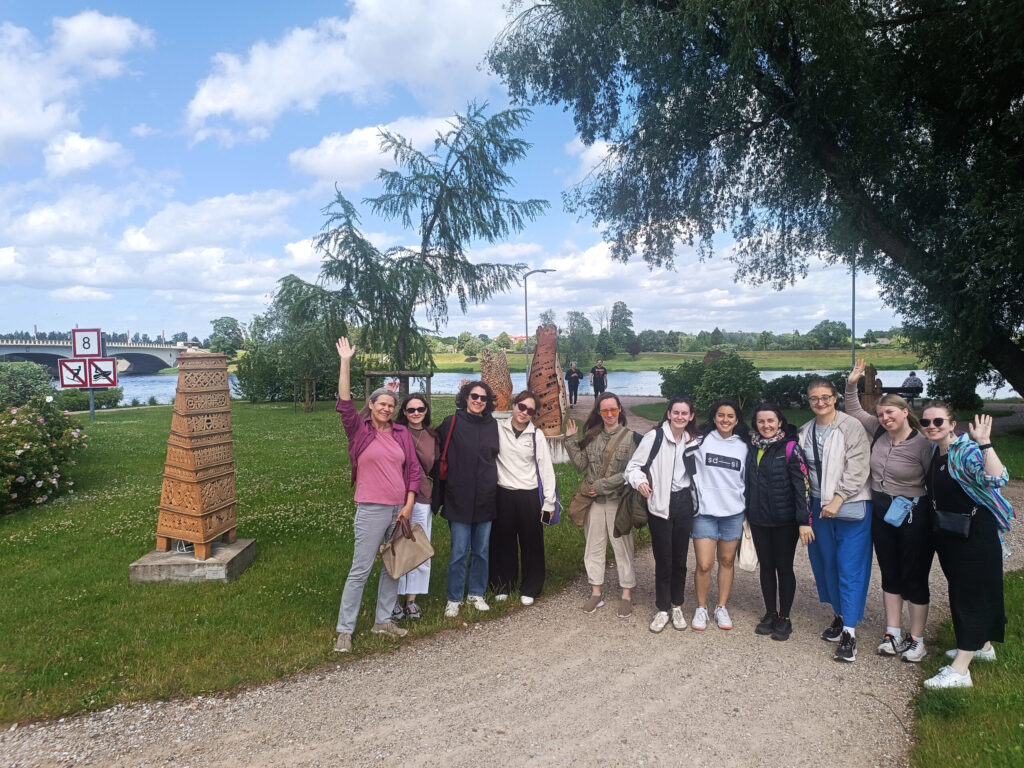 Viens no Zemgales brauciena mērķiem bija Pasta sala Jelgavā, kur vasaras skolas dalībnieki ar īpašu vērību apskatīja ugunsskulptūras.