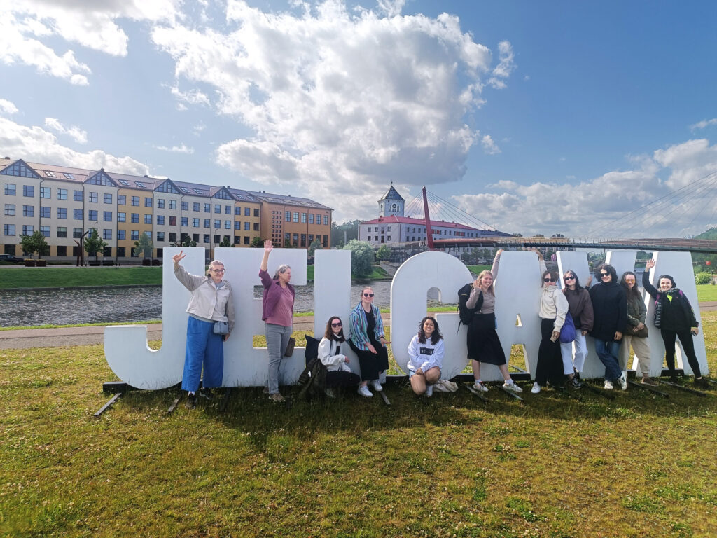 Protams, obligāti visiem kopā jānofotografējas pie Jelgavas uzraksta.