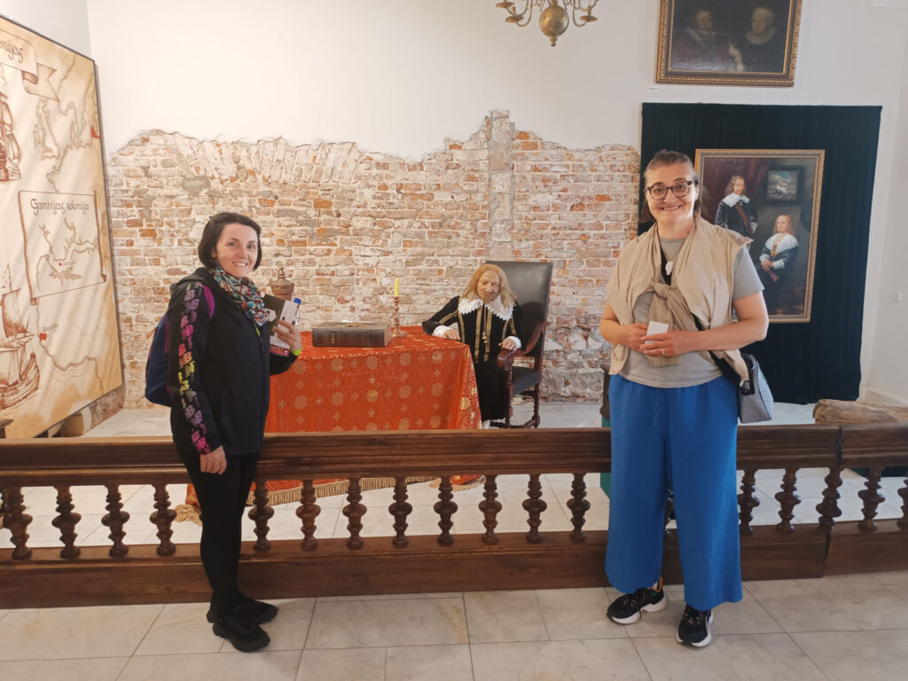 Bolu universitātes docētājas Melahata Altundagu (no kreisās) un Perihana Sana Aslana Ģederta Eliasa Jelgavas vēstures un mākslas muzejā.