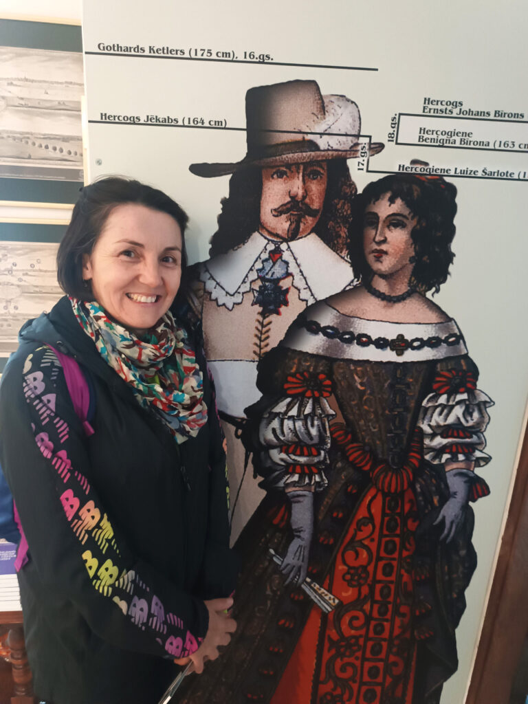 Profesore Melahata Altundagu ciemos pie hercoga Jēkaba un hercogienes Luīzes Šarlotes Jelgavas vēstures un mākslas muzejā.