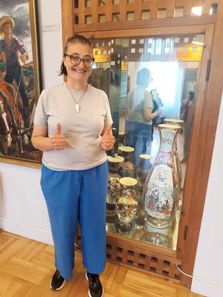 Asociētā profesore Perihana Sana Aslana, apskatot porcelāna kolekciju Jelgavas vēstures un mākslas muzejā.