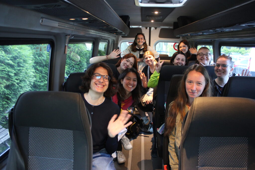 Latvijas Mākslas akadēmijas Keramikas katedras organizētās starptautiskās vasaras skolas audzēkņi ceļā uz Jelgavu.