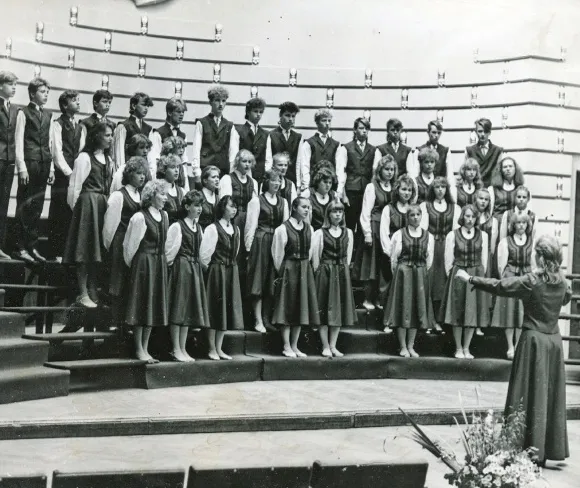 1989. GADS. Latvijas Universitātes Lielajā aulā skatē dzied Jelgavas 1. ģimnāzijas koris. Diriģente Ilze Vītola.