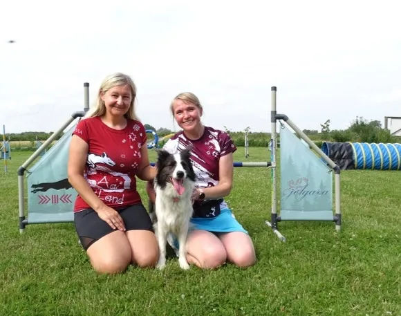 SANITA AR NATĀLIJU un viņas suni Margo.