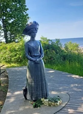 NO RAKSTNIEKU NAMA, ejot aptuveni 100 metru uz Rīgas jūras līča pusi, sastapsieties ar otru Aspaziju – tēlnieces Olgas Šilovas veidoto statuju “Aspazija kāpās”.