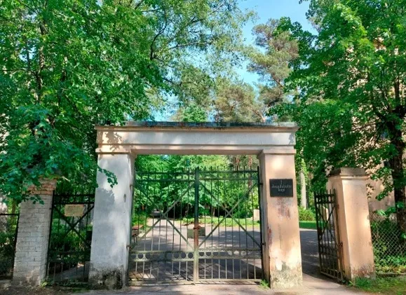 REZIDENCES LAIKĀ Dubultu Rakstnieku namā radās iespēja apmeklēt savu grāmatu varoņus, precīzāk, dziedātāja ar traģisko likteni Andreja Lihtenberga kapavietu Jaundubultu kapos.