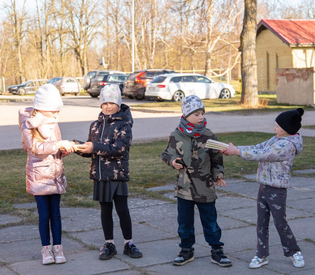 Zaļenieku Komerciālās un amatniecības vidusskolas pirmsskolas grupiņas “Kamenītes” bērni.