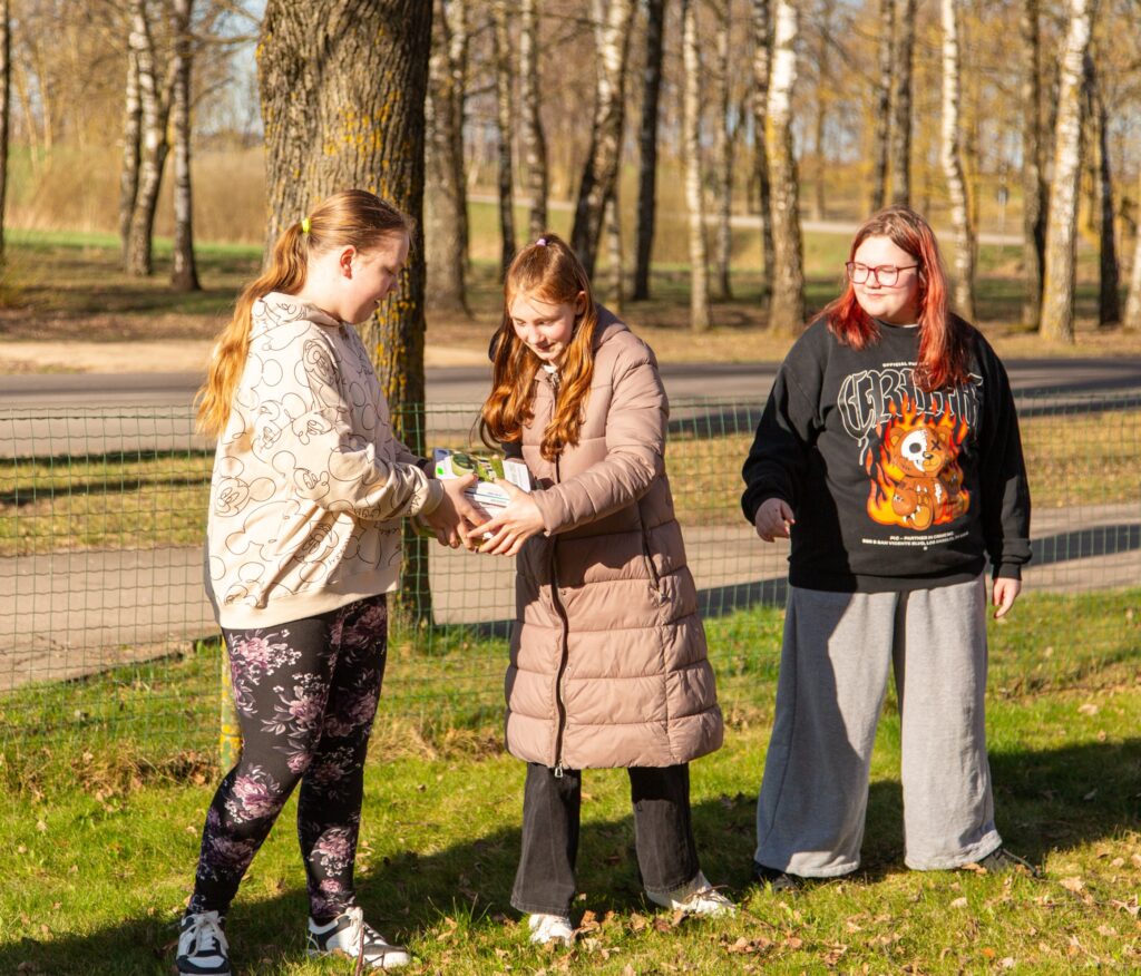 Zaļenieku Komerciālās un amatniecības vidusskolas 6.klases audzēknes Nikola Štengele, Liāna Ļevša, Elīna Ancāne.
