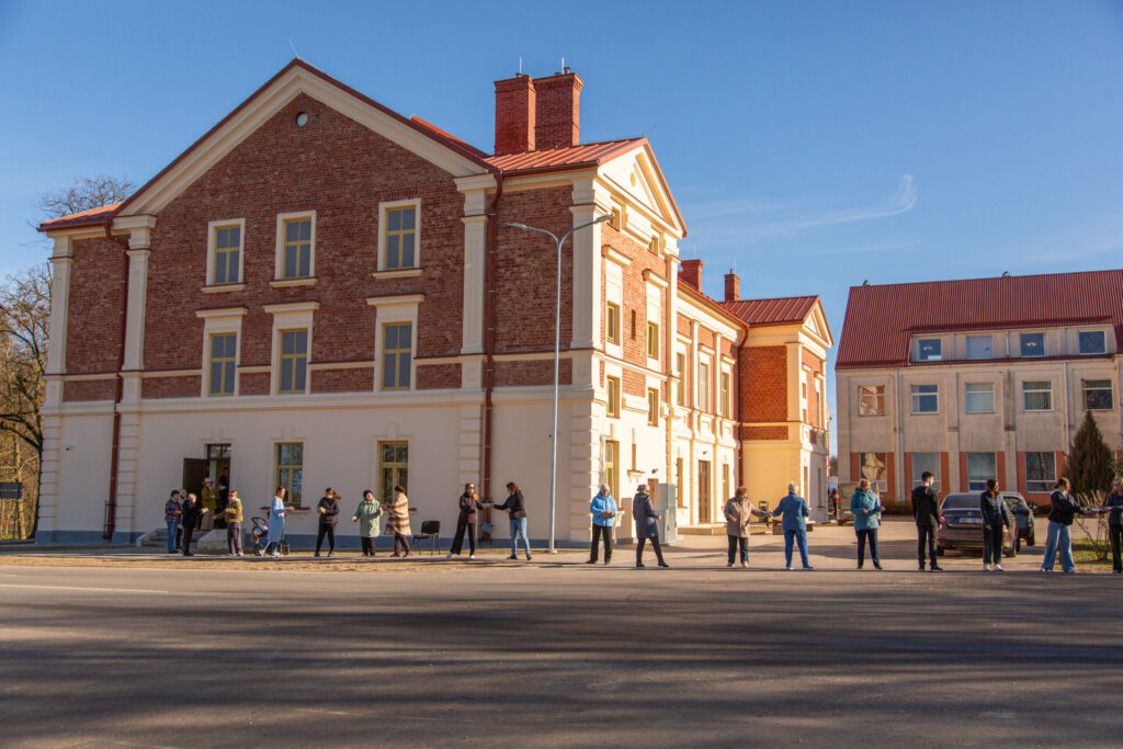 “Grāmatu ķēdes” posms pie rekonstruētās ēkas Centra ielā 1.